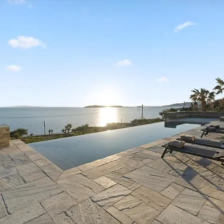 別荘 Thalassa, Beachfront, Private Pool & Sunset Views By Explore Andros バトシ